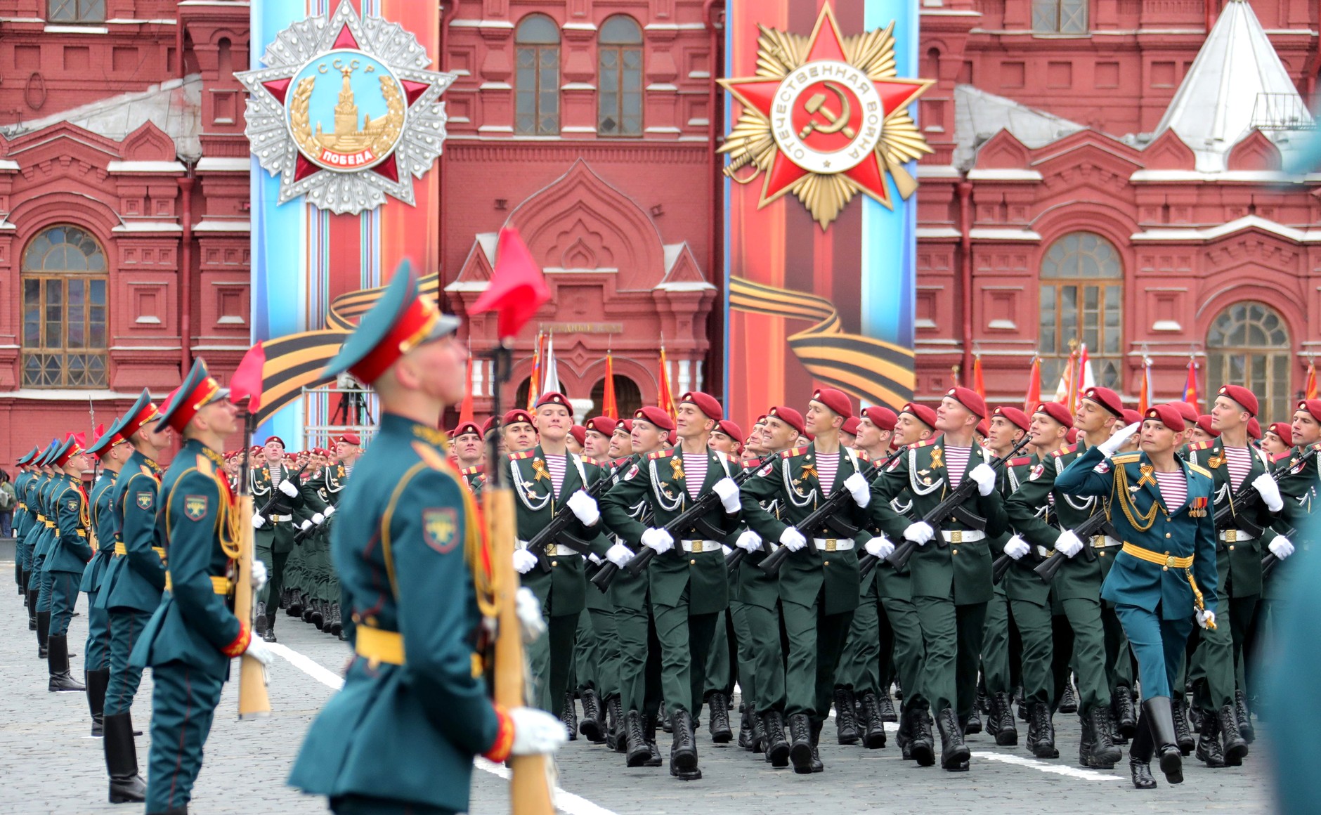 Марш 9 мая. Парад Победы. Москва. Красная площадь 2017. Парад на красной площади. Солдат России красная площадь. Солдаты на красной площади.